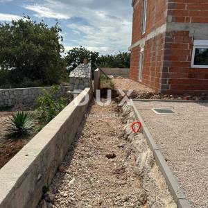 OTOK PAG, NOVALJA, POTOĆNICA - 3s+db stan s bazenom i okućnicom