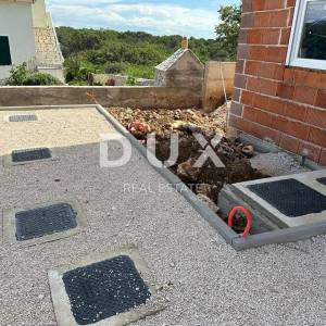 OTOK PAG, NOVALJA-POTOĆNICA, 3s+db stan s bazenom i okućnicom
