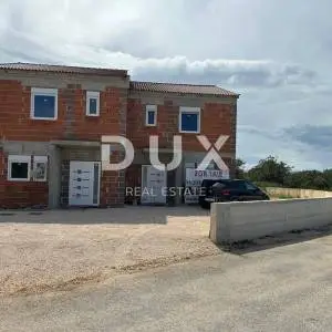 OTOK PAG, NOVALJA-POTOĆNICA, 3s+db stan s bazenom i okućnicom