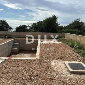OTOK PAG, NOVALJA-POTOĆNICA, 3s+db stan s bazenom i okućnicom