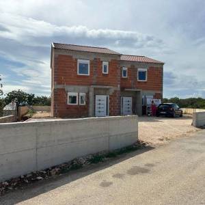 OTOK PAG, NOVALJA-POTOĆNICA, 3s+db stan s bazenom i okućnicom