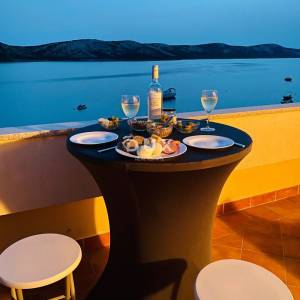 OTOK PAG, NOVALJA - PRILIKA! Stan u 1. redu do mora!