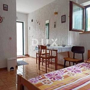 OTOK PAG, NOVALJA - Samostojeća kuća u centru Novalje