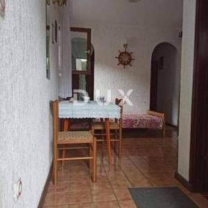 OTOK PAG, NOVALJA - Samostojeća kuća u centru Novalje