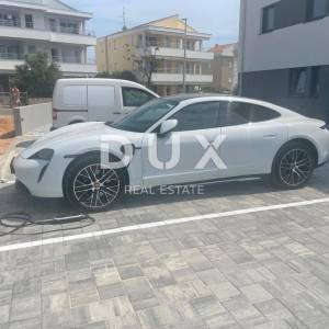 OTOK PAG, NOVALJA - stan u novogradnji top lokacija 4s+db s okućnicom