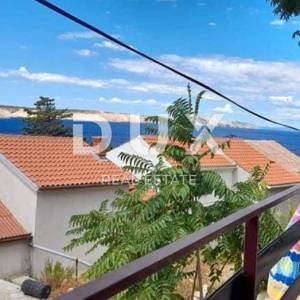 OTOK PAG, NOVALJA – Stan u prizemlju s terasom i pogledom na more, 105 m od plaže!