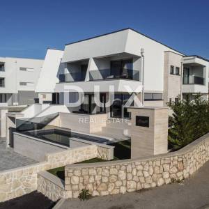 OTOK PAG, NOVALJA - Vila s 4 spavaće sobe, bazenom i saunom, 148,50m2