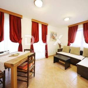 OTOK PAG, PAG - apartmanska kuća s restoranom u centru do mora