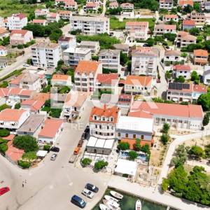 OTOK PAG, PAG - apartmanska kuća s restoranom u centru do mora