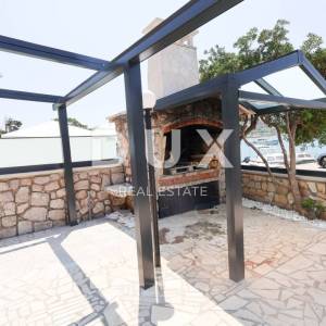 OTOK PAG, PAG - apartmanska kuća s restoranom u centru do mora