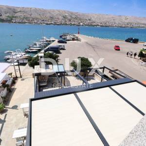 OTOK PAG, PAG - apartmanska kuća s restoranom u centru do mora