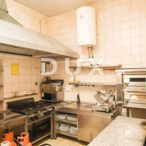 OTOK PAG, PAG - apartmanska kuća s restoranom u centru do mora