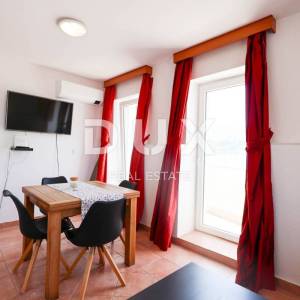 OTOK PAG, PAG - apartmanska kuća s restoranom u centru do mora