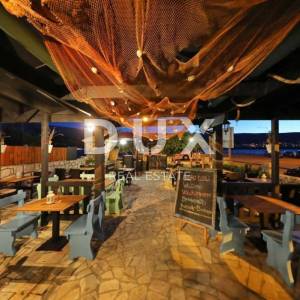 OTOK PAG, PAG - apartmanska kuća s restoranom u centru do mora