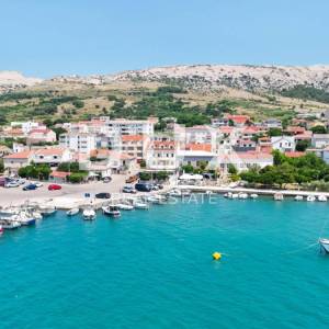 OTOK PAG, PAG - apartmanska kuća s restoranom u centru do mora