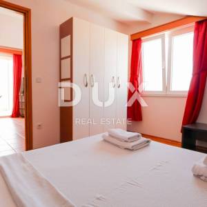 OTOK PAG, PAG - apartmanska kuća s restoranom u centru do mora