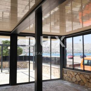 OTOK PAG, PAG - apartmanska kuća s restoranom u centru do mora