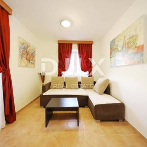 OTOK PAG, PAG - apartmanska kuća s restoranom u centru do mora