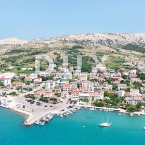 OTOK PAG, PAG - apartmanska kuća s restoranom u centru do mora