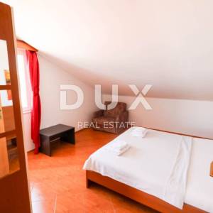 OTOK PAG, PAG - apartmanska kuća s restoranom u centru do mora