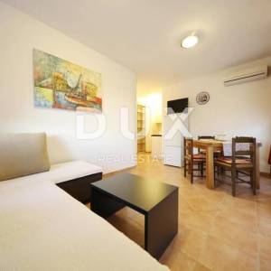 OTOK PAG, PAG - apartmanska kuća s restoranom u centru do mora