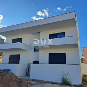 OTOK PAG, PAG - ekskluzivan PENTHOUSE u NOVOGRADNJI + terasa s pogledom na more! PRILIKA!