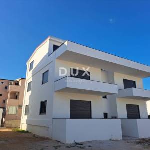 OTOK PAG, PAG - ekskluzivan PENTHOUSE u NOVOGRADNJI + terasa s pogledom na more! PRILIKA!