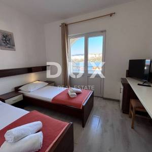 OTOK PAG, PAG - Hotel s restoranom u blizini mora