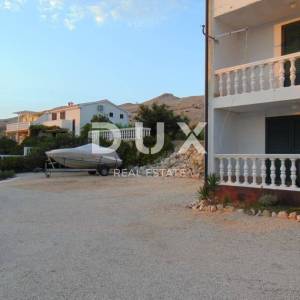 OTOK PAG, PAG - Kuća sa 7 apartmana 200 metara od mora