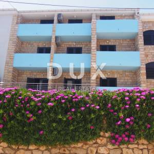 OTOK PAG, PAG - Prostrani hotel pokraj mora