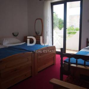 OTOK PAG, PAG - Prostrani hotel pokraj mora