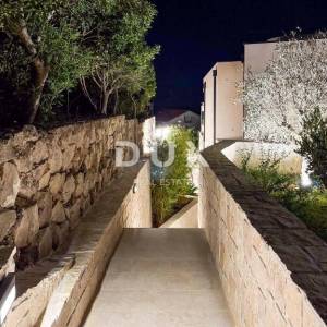 OTOK PAG, POTOČNICA - luksuzna vila s bazenom 20 metara od mora