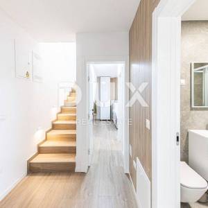 OTOK PAG, POVLJANA - Dvoetažni stan 68m2, 1. red do mora