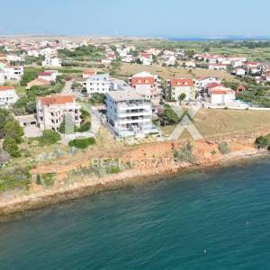 OTOK PAG, POVLJANA - Dvoetažni stan 83m2, 1. red do mora
