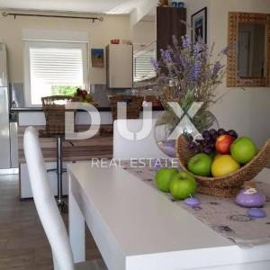 OTOK PAG, POVLJANA - Predivna kuća s dva apartmana i bazenom