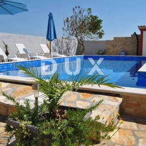 OTOK PAG, POVLJANA - Predivna kuća s dva apartmana i bazenom