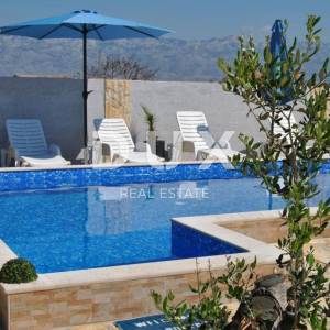 OTOK PAG, POVLJANA - Predivna kuća s dva apartmana i bazenom
