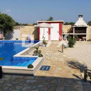 OTOK PAG, POVLJANA - Predivna kuća s dva apartmana i bazenom
