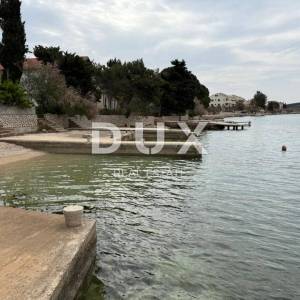 OTOK PAG, STARA NOVALJA - luksuzna kuća s bazenom na odličnoj lokaciji, novogradnja
