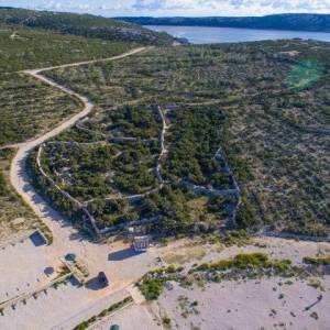 OTOK PAG, STARA NOVALJA - poljoprivredno zemljište na izuzetnoje lokaciji 