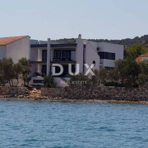 OTOK PAŠMAN, TKON - Luksuzna vila prvi red do mora s prostranom krovnom terasom i spektakularnim pogledom!