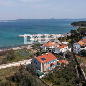 OTOK PAŠMAN, ŽDRELAC - Luksuzna kamena vila s bazenom pokraj mora