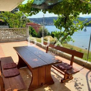 OTOK RAB - Apartmanska kuća 1. red do mora!