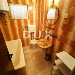 OTOK RAB - Apartmanska kuća 1. red do mora!