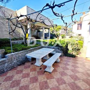 OTOK RAB - Apartmanska kuća 1. red do mora!