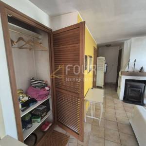 Otok Rab, Banjol, 112.25m2, 2 stana, okućnica