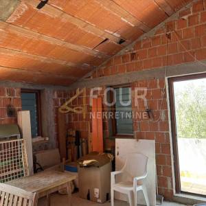 Otok Rab, Banjol, 112.25m2, 2 stana, okućnica