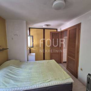 Otok Rab, Banjol, 112.25m2, 2 stana, okućnica