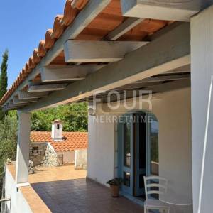 Otok Rab, Banjol, 112.25m2, 2 stana, okućnica