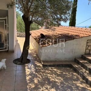 Otok Rab, Banjol, 112.25m2, 2 stana, okućnica